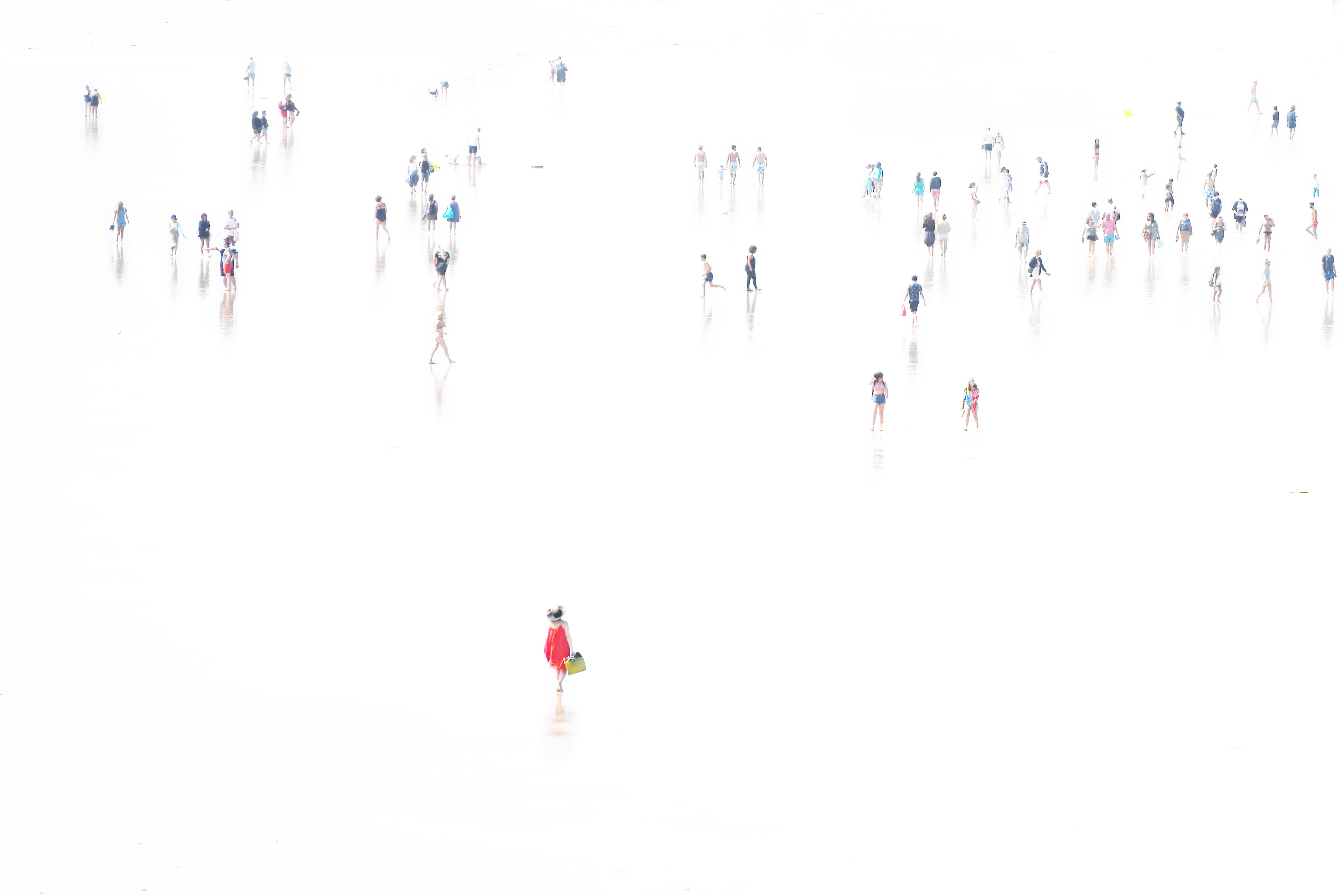des personnes marchent sur la plage