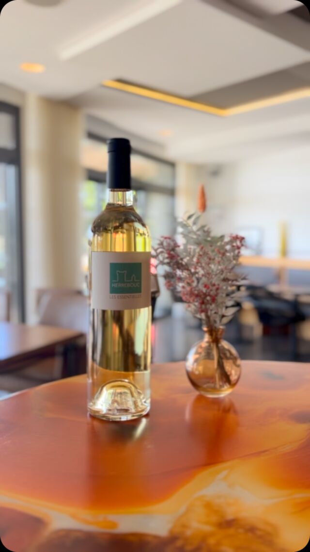 // L’ART DU VIN //

Ou de boire du bon vin ! 🍷

Notre restaurant, bar à vin & cocktails Le Seren’issime vous propose une sélection de vins alliant plaisir et découverte. 

Notre cave à vin a évolué depuis janvier, elle est désormais présente dans tous les recoins de notre salle de restaurant avec une sélection finement choisie par nos passionnés de sommellerie. ✨

Julie et son équipe, sauront vous conseiller sur le meilleur accord mets et vins pour accompagner vos plats à partager comme il se doit ! 

Retrouvez des vins de producteurs locaux, mais aussi des vins du monde, dont certains issus de l’agriculture biologique. En accord avec nos valeurs, nous sommes allés à la rencontre de certains viticulteurs indépendants et passionnés afin de pouvoir vous offrir un choix de qualité, respectueux de la nature. 🌱

Découvrez notre carte des vins & notre carte de restaurant en story ! 

 #villaseren #hossegor #landes #lavieseren #aquitaine #vin #baravin #restaurant #paques #vacances #sommellerie #luxe #hotel
