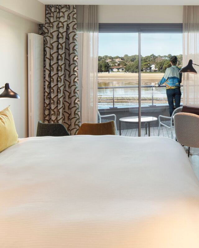 // FÊTE DES MÈRES //

Célébrons les cœurs les plus tendres, les sourires les plus réconfortants et l’amour inconditionnel de nos mamans qui embellit nos vies avec un moment gourmand, de détente ou de partage dans notre hôtel Spa 4 étoiles Villa Seren. ✨

🎁 Plusieurs coffrets cadeaux sont disponibles dans notre boutique en ligne pour choisir une escapade sur la côte landaise, un soin au spa et un dîner d’exception dans notre hôtel de charme situé au bord du lac marin d’Hossegor. 

💆‍♀️Nous proposons également des coffrets cadeaux en réception et au spa avec des produits de beauté (soin corps et visage @phytomer, Themae et @oceopin ), des bougies, brumes et gourmandises… que vous pouvez ajouter en extra au moment de votre commande ou récupérer sur place d’ici dimanche. 

💌 Pensez également à nos chèques cadeaux qui laissent la liberté à votre maman de les utiliser librement sur l’ensemble de nos services : Spa, restaurant, salon de thé, hôtel, brunch…

💡Pas d’idée ? Laissez-vous guider par notre guide pour trouver le cadeau idéal : www.laboutique.villaseren.fr/animation

💰Notre système de cagnotte a été pensé pour faciliter les cadeaux à plusieurs ! L’utilisation est simple : 
1. Création de la cagnotte
2. Lancement des invitations
3. Collecte des fonds
4. Récolte du montant pour offrir un chèque-cadeau valable pour tous les services de l’hôtel
Cagnotte : www.laboutique.villaseren.fr/cagnotte

📸: @the_home_photographer 
#villaseren #seren #lavieseren #hossegor #landes  #hotel #luxe #spa #restaurant #fetedesmeres #gifts #bon #cadeau #chequecadeau #phytomer #themae #oceopin #madeinlandes